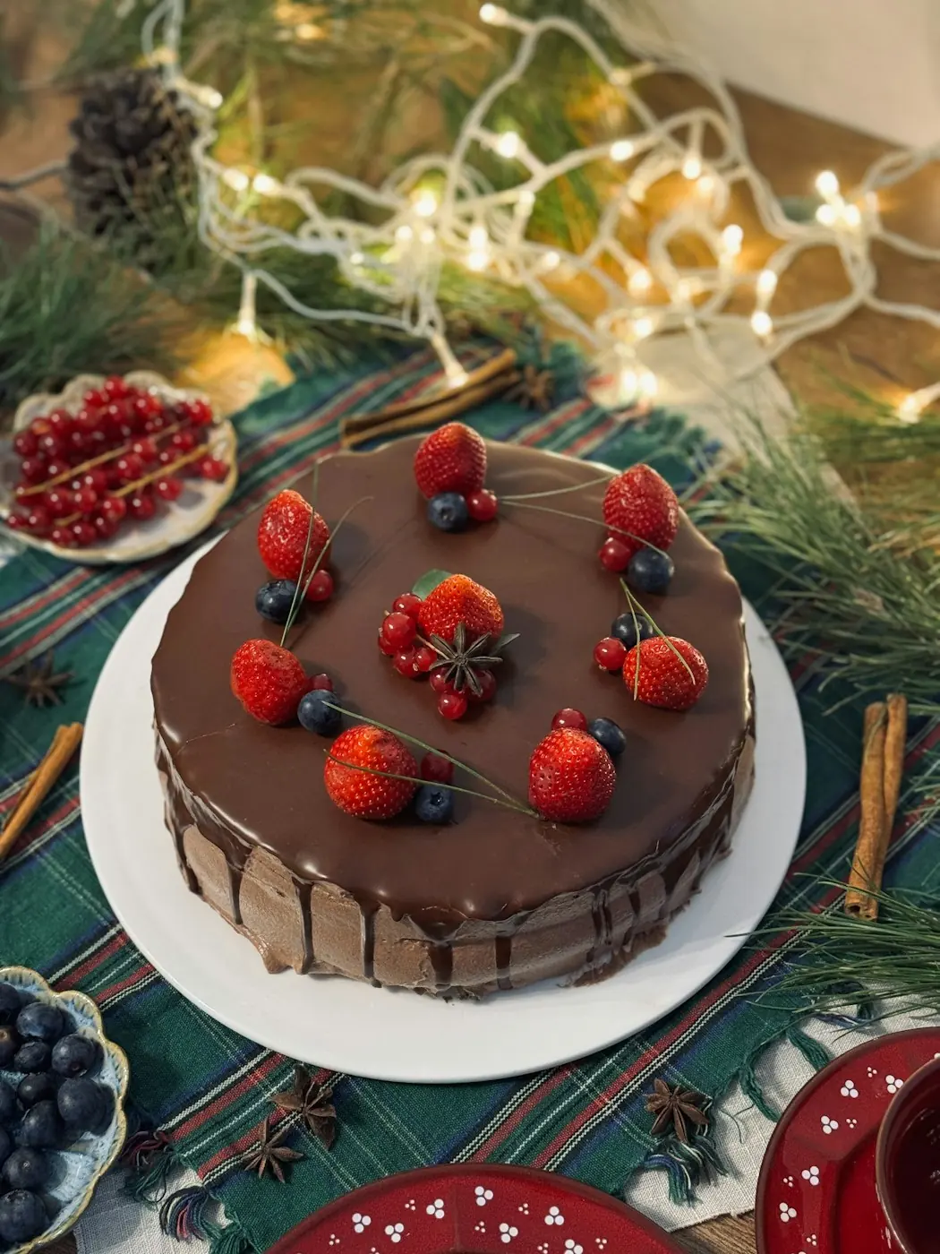 Шоколадный торт с ягодами